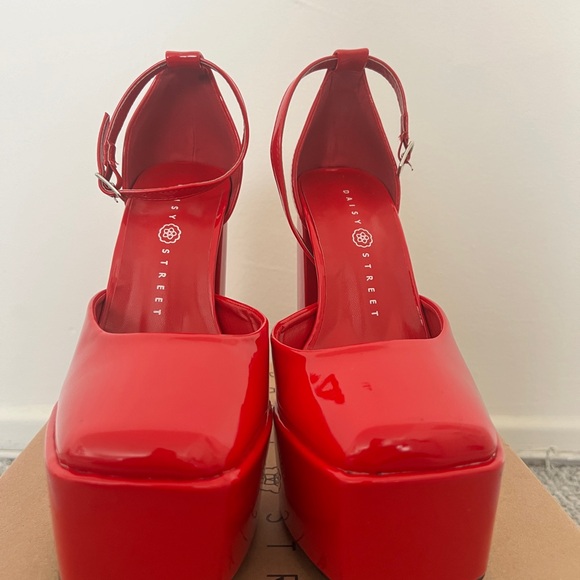 Red daisy Street Platform Heel - Picture 4 of 5